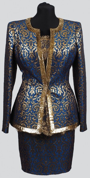 Костюм королевского синего тона с рельефной вышивкой золотыми нитями от модельера Вячеслава Зайцева.