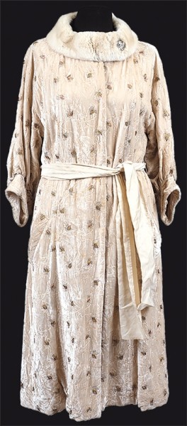 Праздничный халат светлого тона от Елены Ярмак.