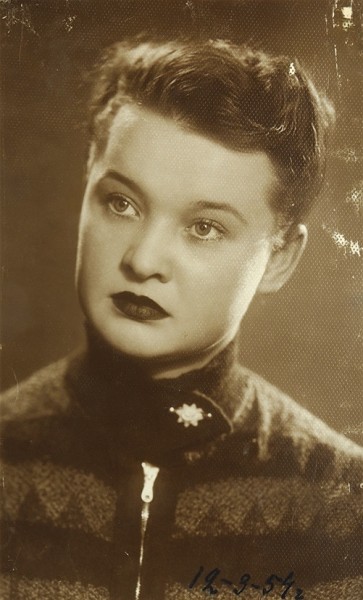 Фотография Людмилы Гурченко, сделанная во время ее учебы на I курсе института. [М., 1954].