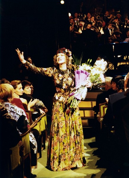 Рукотворное сценическое платье к Бенефису в комплекте со шляпкой «осенних» цветов.