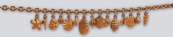 Колье и серьги-клипсы под золото фирмы «Агата» в виде стилизованных ракушек.