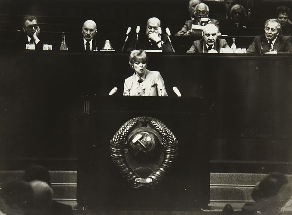 Фотография Людмилы Гурченко на IV съезде советских кинематографистов / фот. И. Гневашева. [М., 1981].