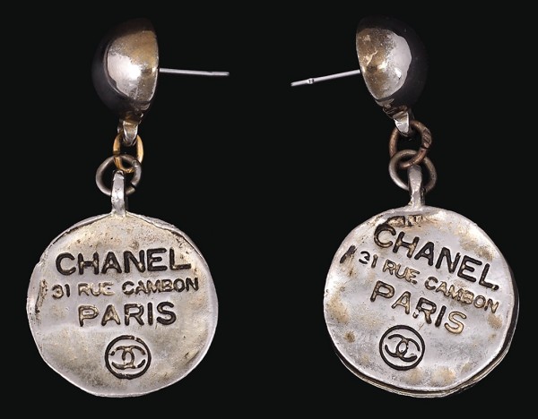 Винтажные серьги фирмы «Шанель» в форме гнутых монет с логотипом фирмы.