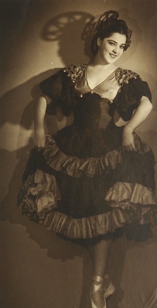 Лот из 16 фотографий «Русский балет в Шанхае». [1927-1944-е гг.].