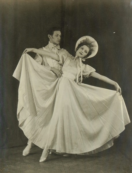 Лот из 16 фотографий «Русский балет в Шанхае». [1927-1944-е гг.].