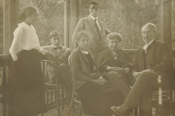 [Пастернак, Б., автограф]. Групповая фотография семьи Пастернак. 1916.