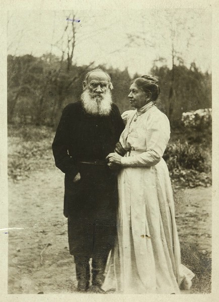 Фотография Льва Николаевича и Софьи Андреевны Толстых. [Ясная поляна, 1910].
