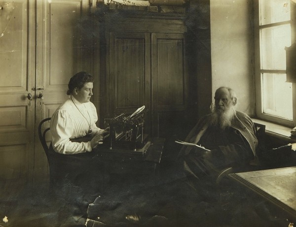Фотография Льва Николаевича Толстого и его дочери Александры Львовны за работой. 1909.