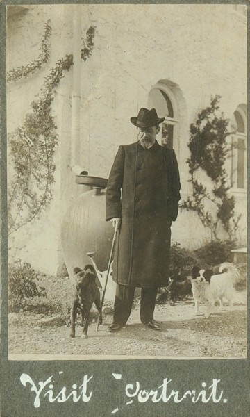 Фотография-визитка «Антон Павлович Чехов в саду своего дома в Ялте». [Ялта, 1904].