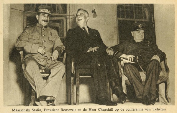 Почтовая карточка «Маршал Сталин, президент Рузвельт и господин Черчилль на конференции в Тегеране» [на англ. яз.]. [Лондон]: Издательство Raphael Tuck and Sons LTD, [1943].