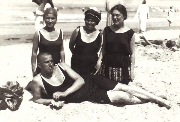 Фотография «В. Маяковский, Раиса Кушнер, Лиля Брик и ее мать на пляже в Германии». [Нордерней, 1923].