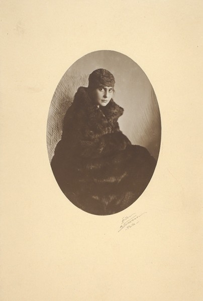 Фотография Лили Брик в Риге / фот. А. Бохман. 1921.