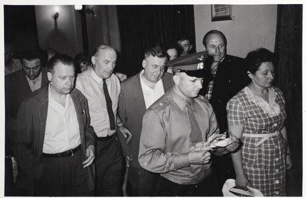 Фотография Юрия Гагарина на мероприятии с группой лиц. 1960-е гг.