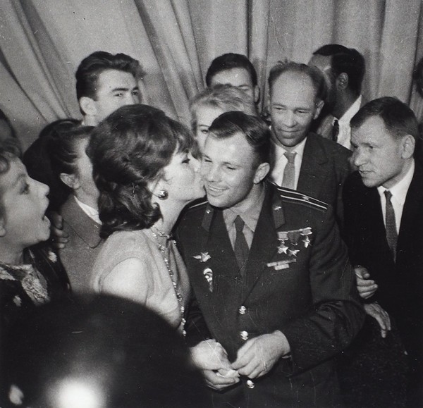 Лот из двух фотографий Юрия Гагарина с актрисой Джиной Лоллобриджидой на приеме в Министерстве Культуры в июне 1961 года. М., 1961.