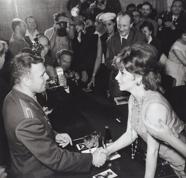 Лот из двух фотографий Юрия Гагарина с актрисой Джиной Лоллобриджидой на приеме в Министерстве Культуры в июне 1961 года. М., 1961.