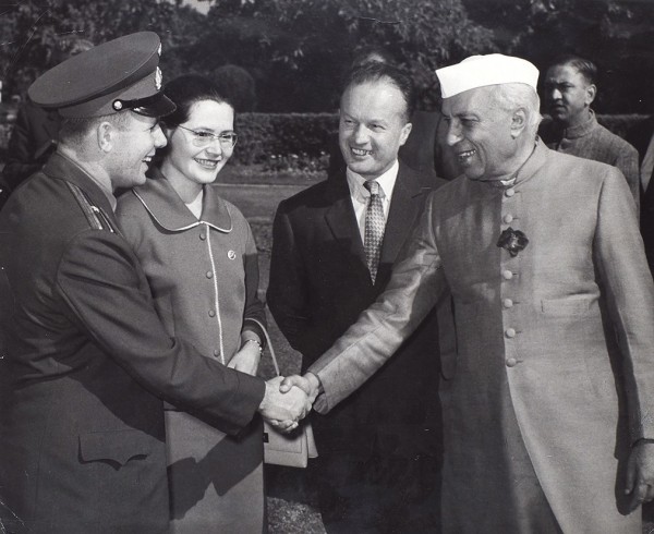 Лот из двух фотографий Юрия Гагарина вместе с женой на торжественном приеме в Дели с премьер-министром Индии Джавахарлалом Неру (1889-1964). 1961.