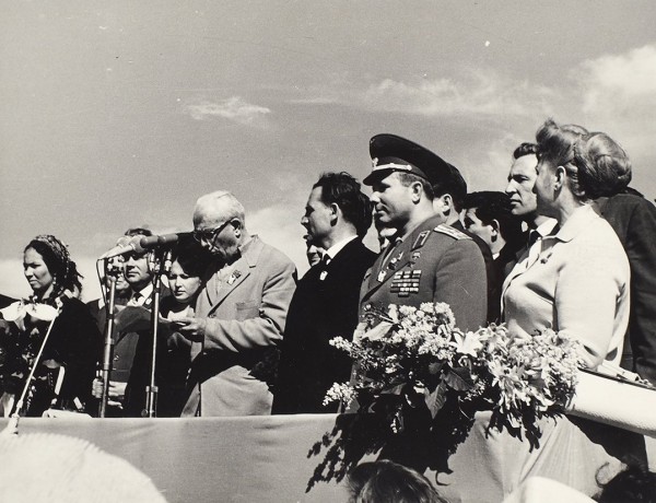 Лот из четырех фотографий Юрия Гагарина во время визита в Ростовскую область, по приглашению писателя Михаила Шолохова и на праздничных мероприятиях в Комсомольске-на-Амуре (?). 1967.