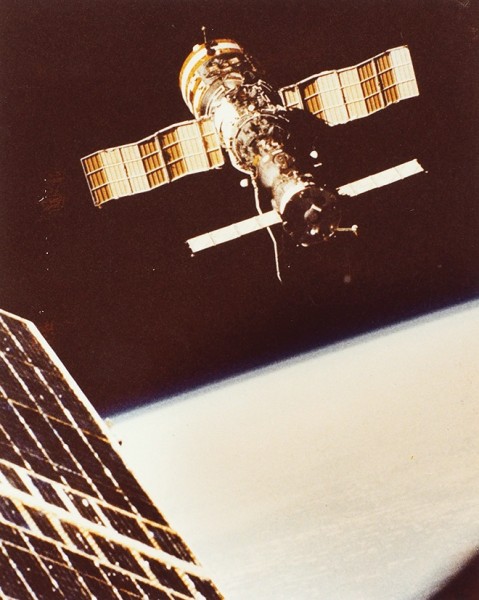 Лот из трех фотографий первого выхода в открытый космос женщины-космоновта Светланы Евгеньевны Савицкой. 1984.