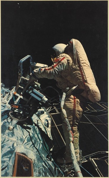 Джанибеков В.А. Первый выход женщины-космонавта С. Савицкой в открытый космос 25 июля 1984 года. Фото-постер. 41 х 24,5 см.