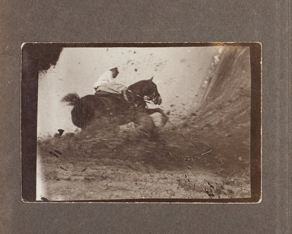 1. Фотоальбом Галлиполи. 1920-1921 гг., с фотографиями наездников. 12 фот. 2. Знак «За отличную езду» .