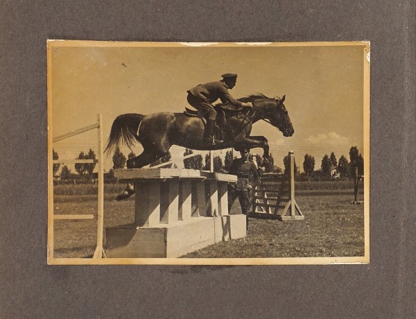 1. Фотоальбом Галлиполи. 1920-1921 гг., с фотографиями наездников. 12 фот. 2. Знак «За отличную езду» .