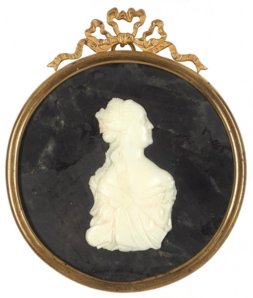 «Императрица Екатерина II». 1760-е-1770-е. Кость, резьба, мрамор, металл. Диаметр 10 см.