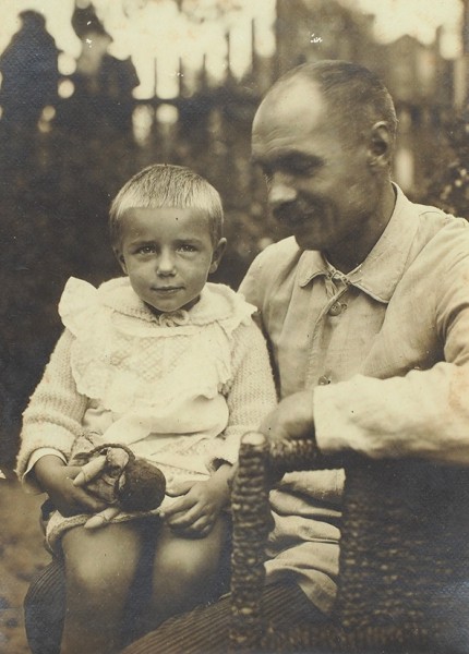 Фотография художника Кузьмы Петрова-Водкина с дочерью. Детское село, 1927.