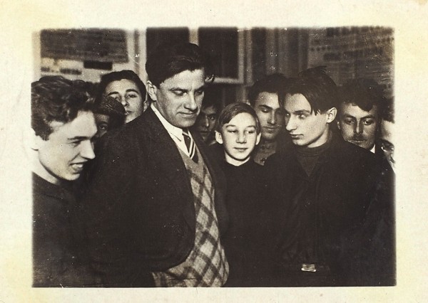 [Одна из последних фотографий поэта] Маяковский на своей выставке среди молодежи. [Снимок 1930, отпечаток поздний].