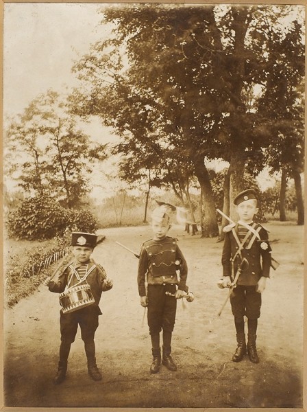 Фотография: Маленькие военные музыканты. Кон. XIX в. (?).