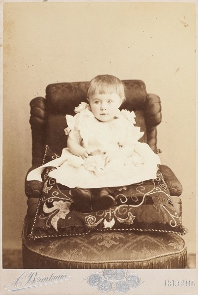 Детские портреты. Подборка из 63 кабинетных фотографий детей и семейных фотографий с детьми. [1890-1910-е гг.].
