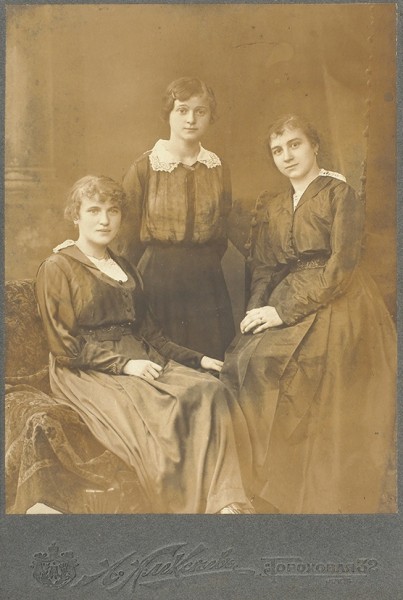 Мода. Кружево в женской одежде. Подборка из 42 кабинетных фотографий. [1890-1910-е гг.].