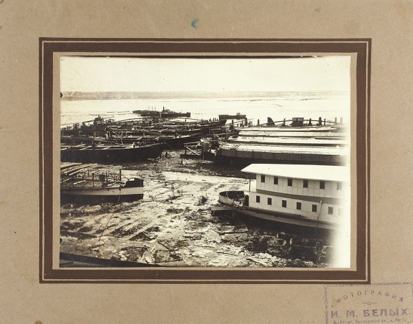 Лот из двух фотографий «Вид на площадку по ремонту лодок. В. Устюг».