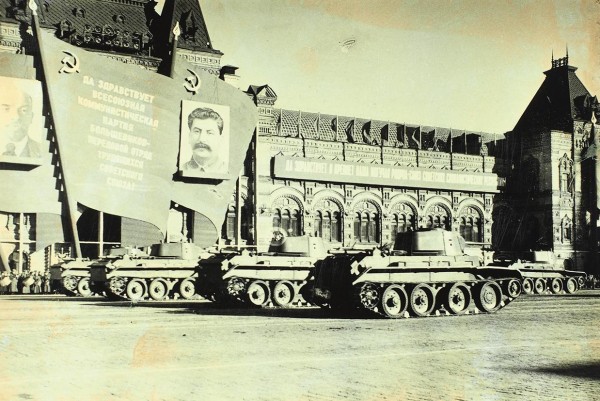 Восемнадцать фотографий парада 7 ноября 1940 г. / фотограф И. Шагин. М., 1940.