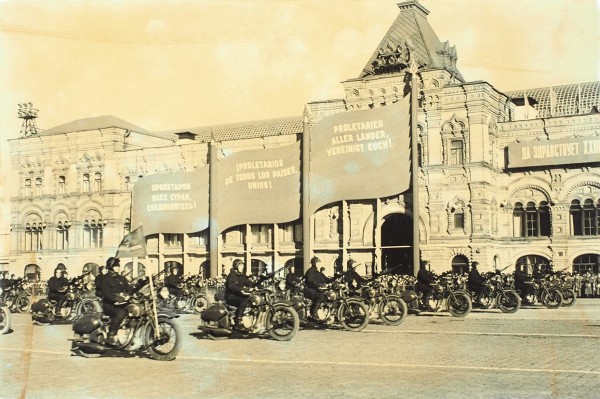 Восемнадцать фотографий парада 7 ноября 1940 г. / фотограф И. Шагин. М., 1940.