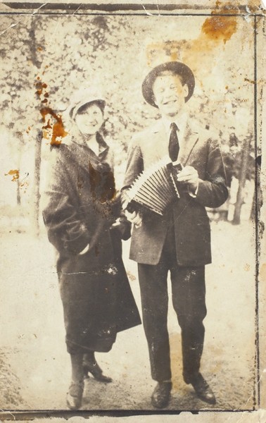 Тиражная фотография: Сергей Есенин с сестрой Катей. 1925.