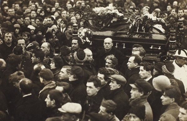 Фотография: На похоронах Есенина. 31 декабря 1925 г.