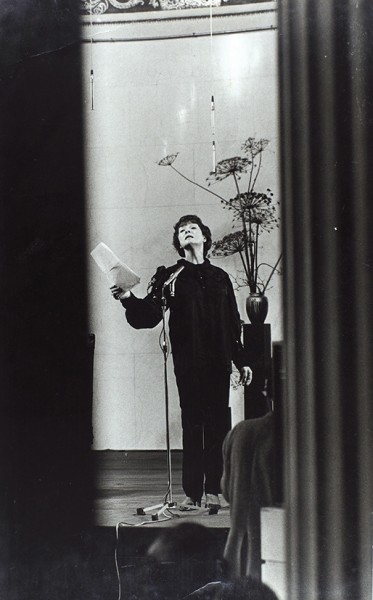 Фотография «Выступление Беллы Ахмадулиной». [Б.м., 1970-е гг.].