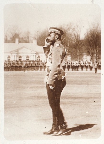 Фотография на паспарту «Николай II принимает парад Лейб-Гвардии Измайловского полка в Царском Селе». 1907.