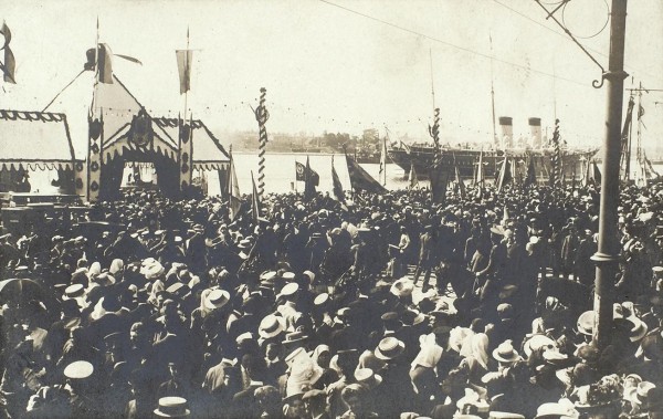 Скатерть с яхты «Штандарт» и почтовая фотооткрытка с изображениям этой яхты. 1910-е гг.