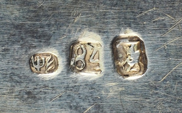 Икона «Богоматерь Иверская Слезоточивая» в шитой ризе и серебряной оковке. Греция, Афон. 1880-е. Дерево, масло, пиленый перламутр, изумруды (8 штук), бирюза (20 штук), гранаты-алмандины, жемчуг, 23 х 18,5 см.