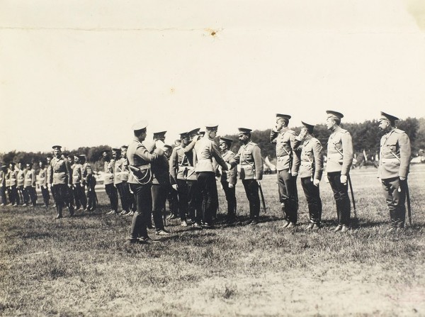 [Допущена цензурой] Фотография: Великий князь Дмитрий Павлович здоровается с офицерами во время смотра. Июль, 1912.
