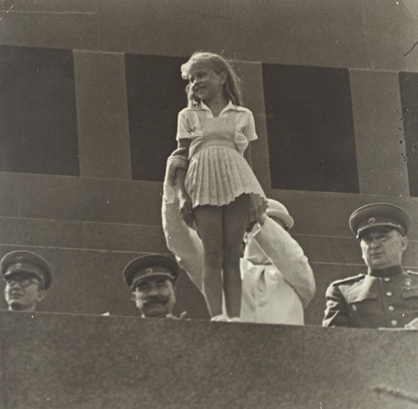 Фотография: Г.М. Маленков, Л.П. Берия, С.М. Буденный на трибуне Мавзолея 1 мая 1953.