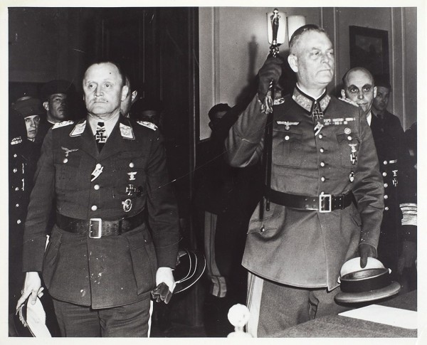[У. Черчилль, генерал Де Голь, генерал Эйзенхауэр] Лот из 6 фотографий с изображением моментов подписания Германией капитуляции во Второй мировой войне. 1945 г. [отпечатки до 1950 г.].