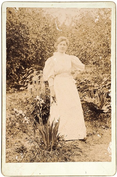 Фотография Марии Павловны Чеховой в саду. 1890-е гг.