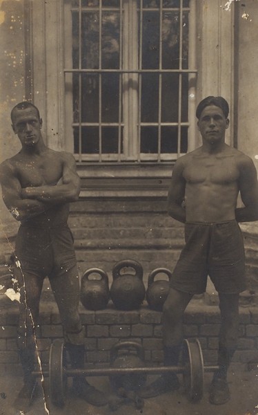 Подборка из трех фотооткрыток с изображениями соревнований тяжелоатлетов Высшей пограничной школы ОГПУ. [М., август-сентябрь 1924].