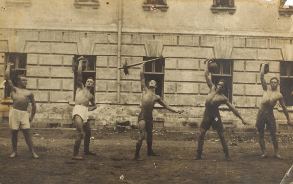 Подборка из трех фотооткрыток с изображениями соревнований тяжелоатлетов Высшей пограничной школы ОГПУ. [М., август-сентябрь 1924].