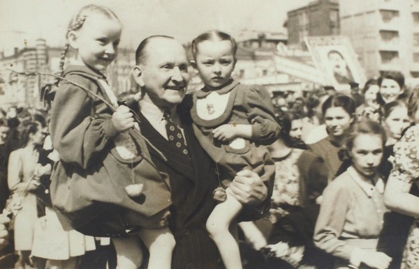 Фотография Александра Вертинского с дочерьми Марианной и Анастасией на демонстрации. [1948-1950].